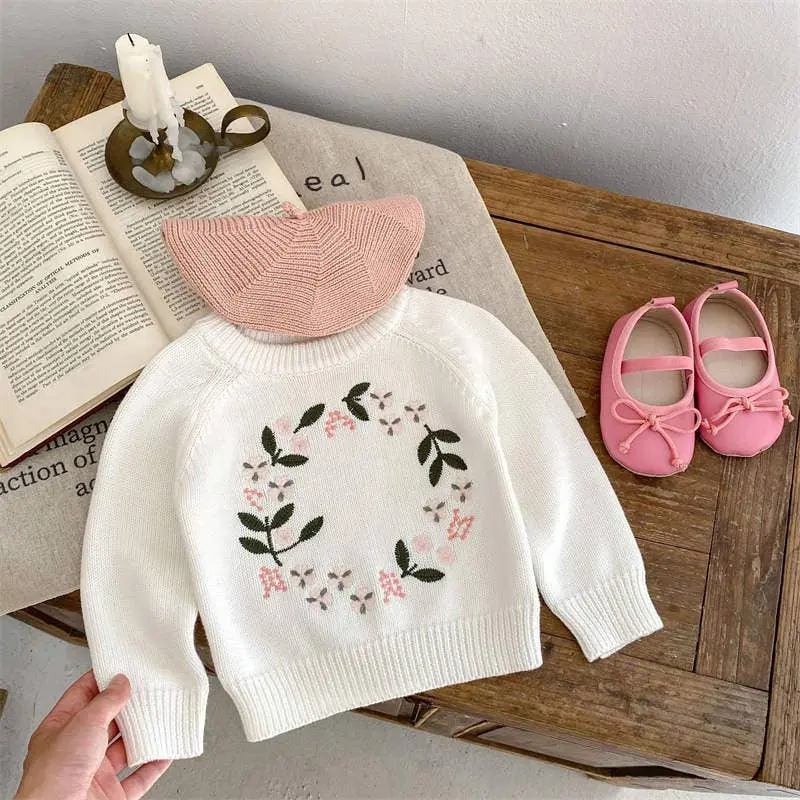 Weißer Pullover mit Stickerei